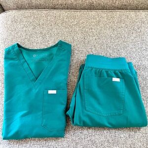 Figs green set in xs. Hardly worn